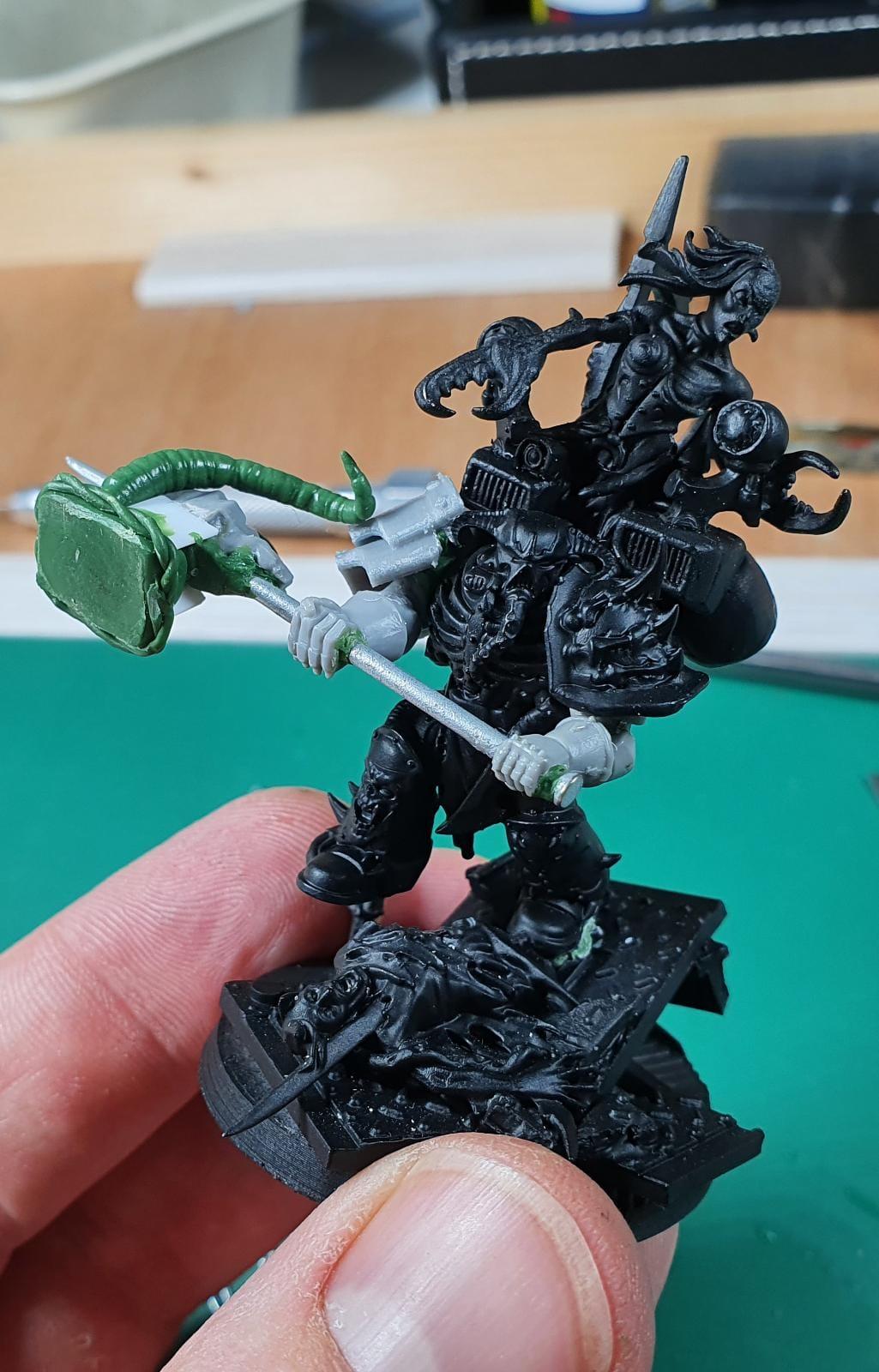 his hammer is finally done, and so the model :D 