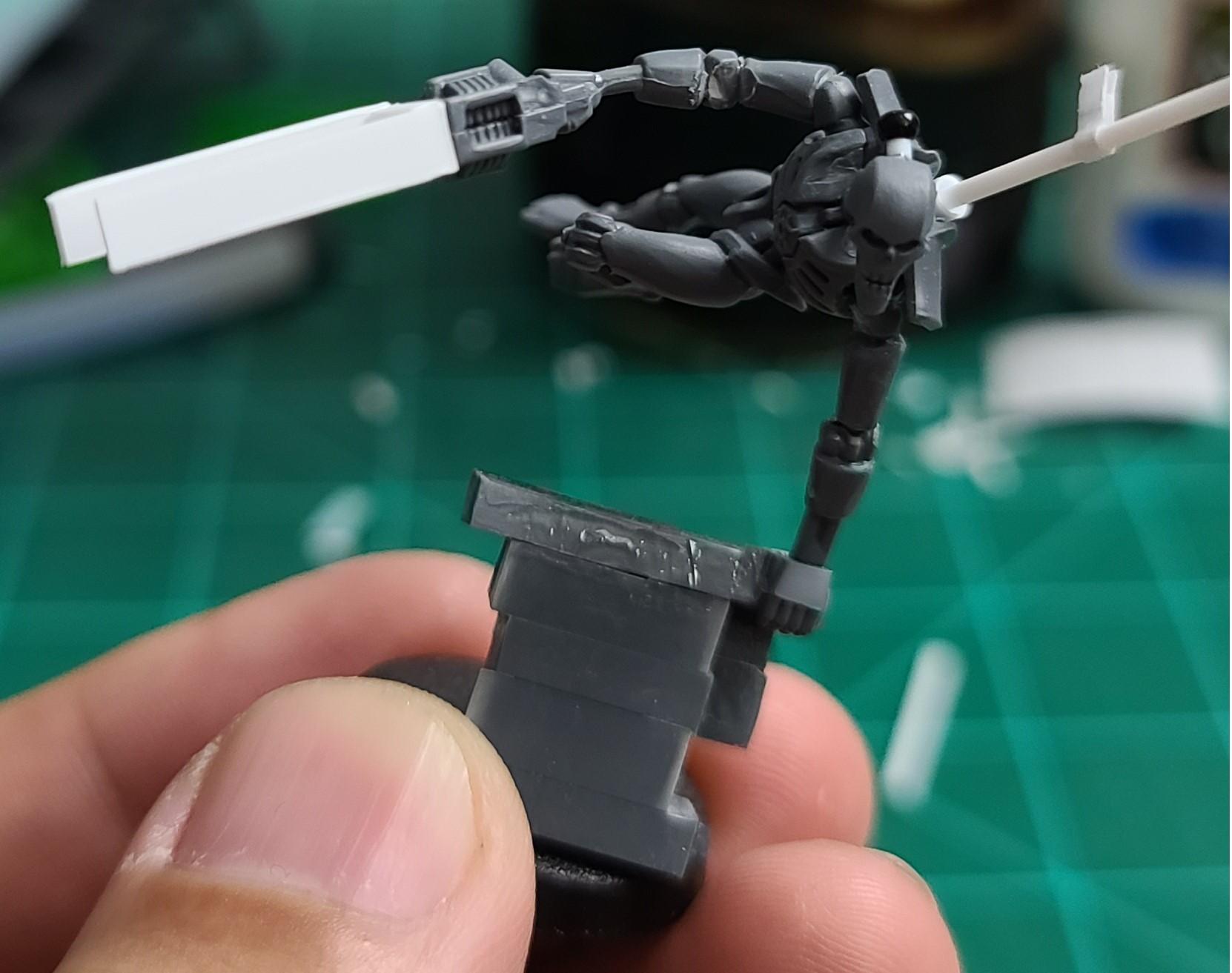 Necron_with_gun_v1