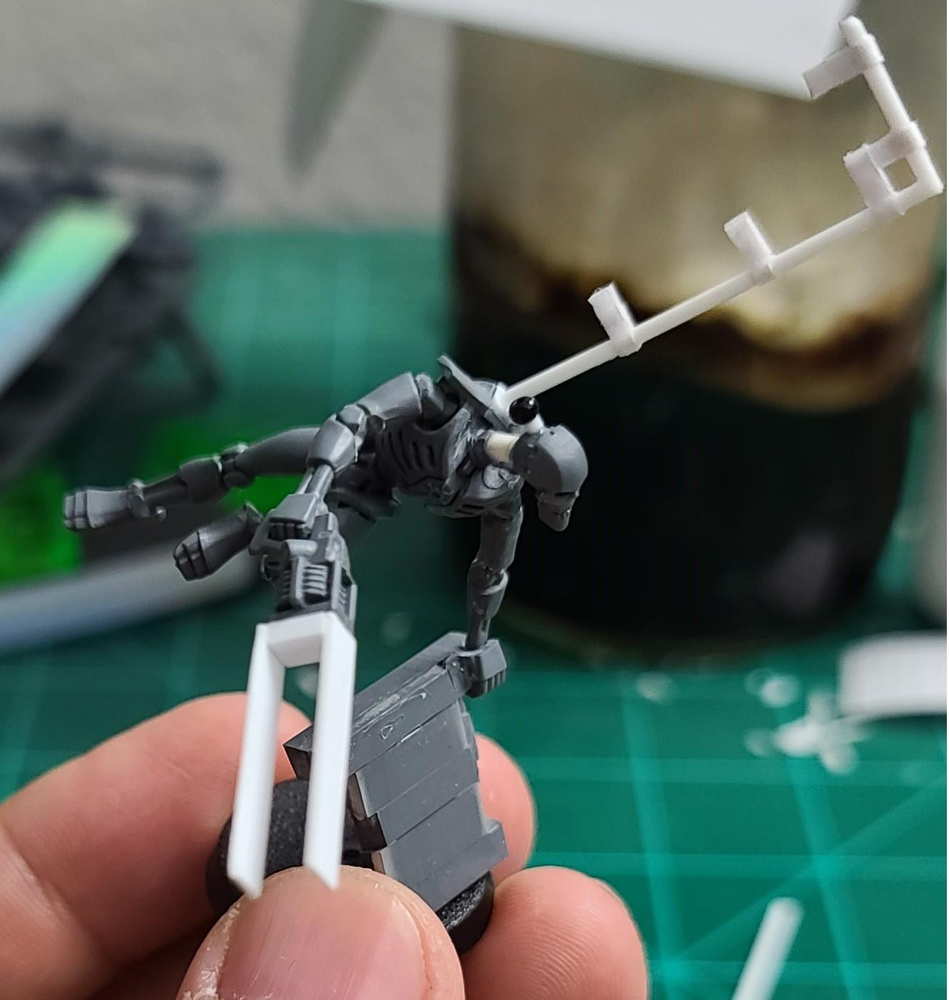 Necron_with_gun_v1a