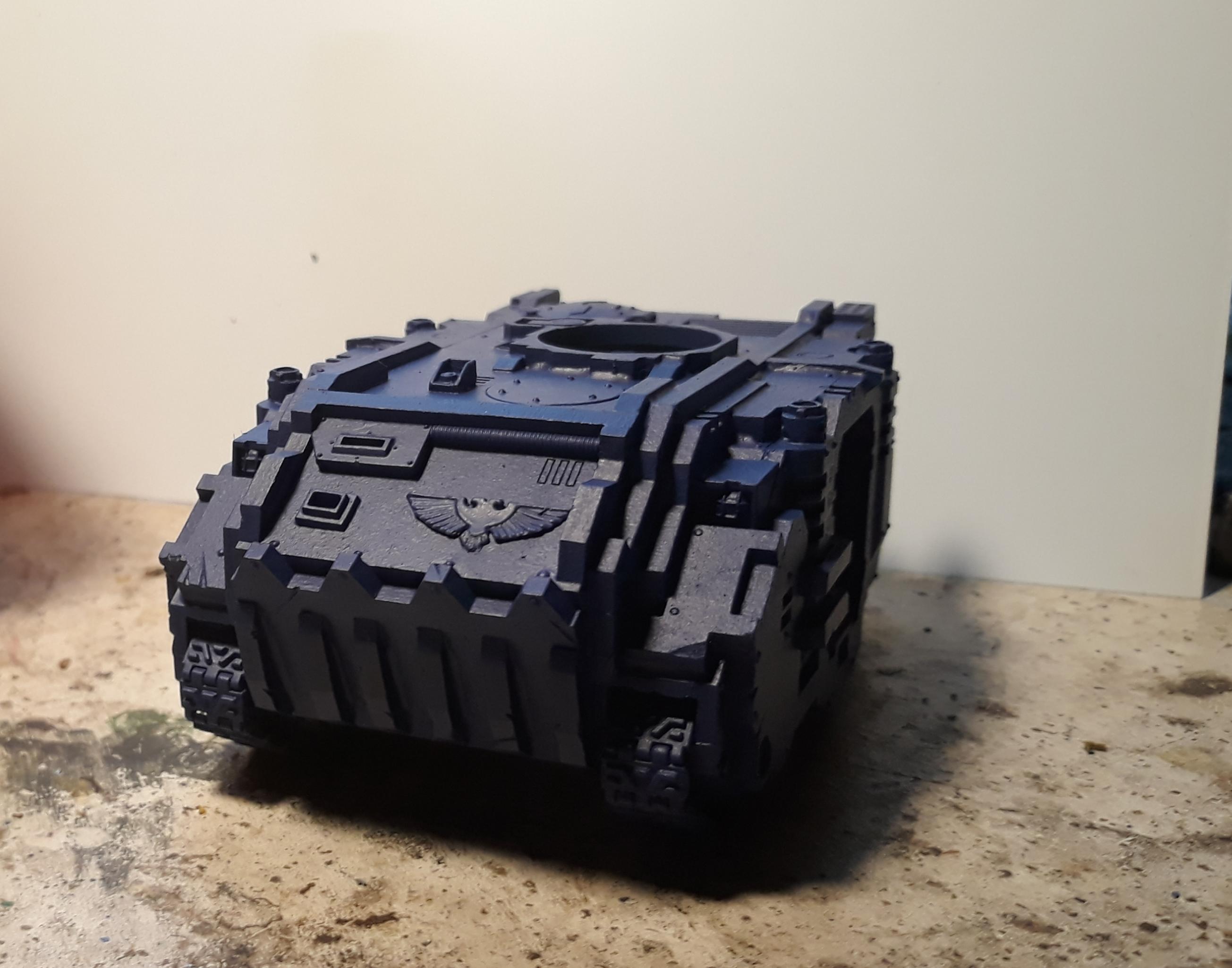 I still had doubts before it was painted, but now that all the different materials are monocolor I'm loving this thing! 