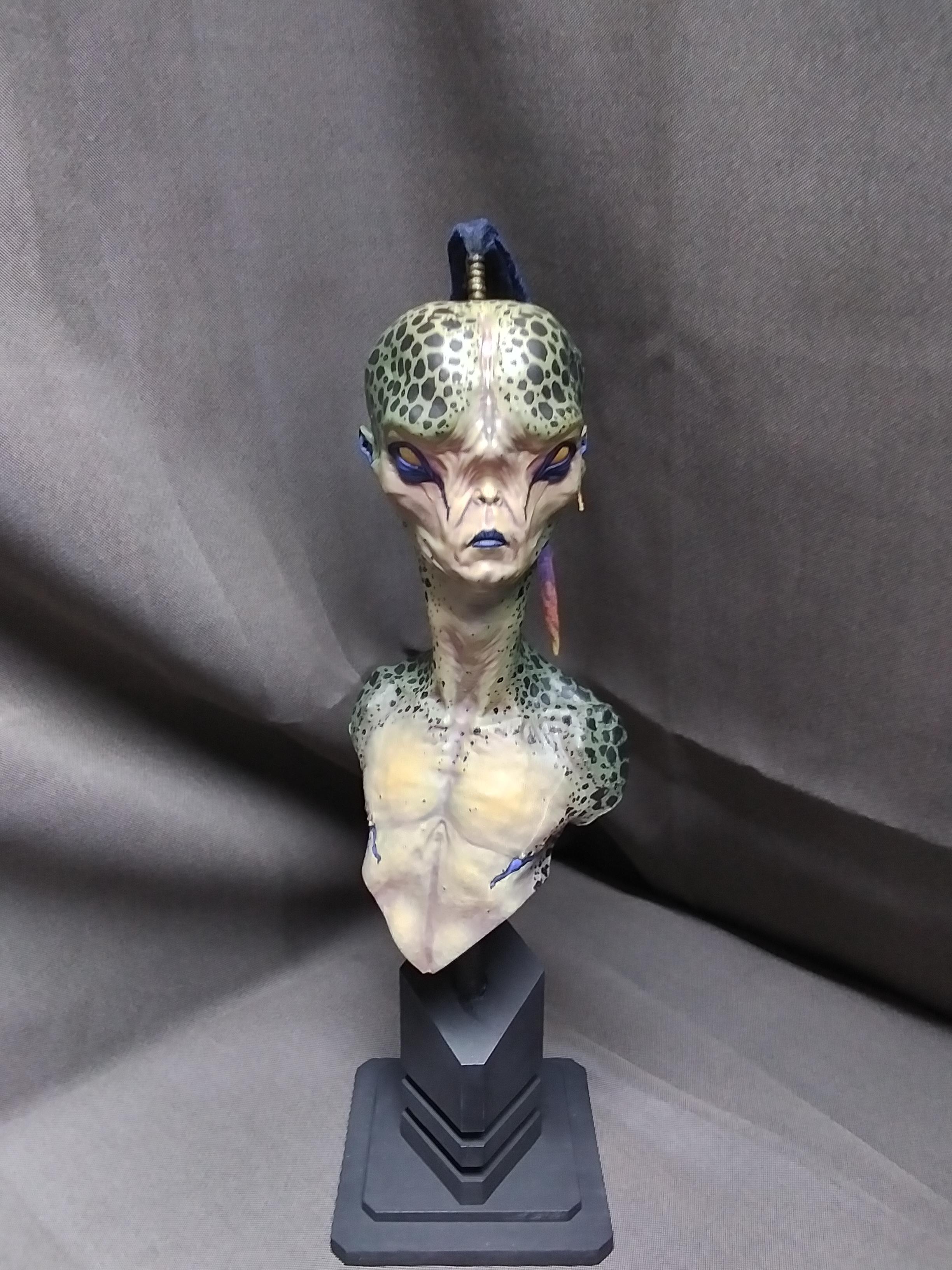 alien bust 10 inches 