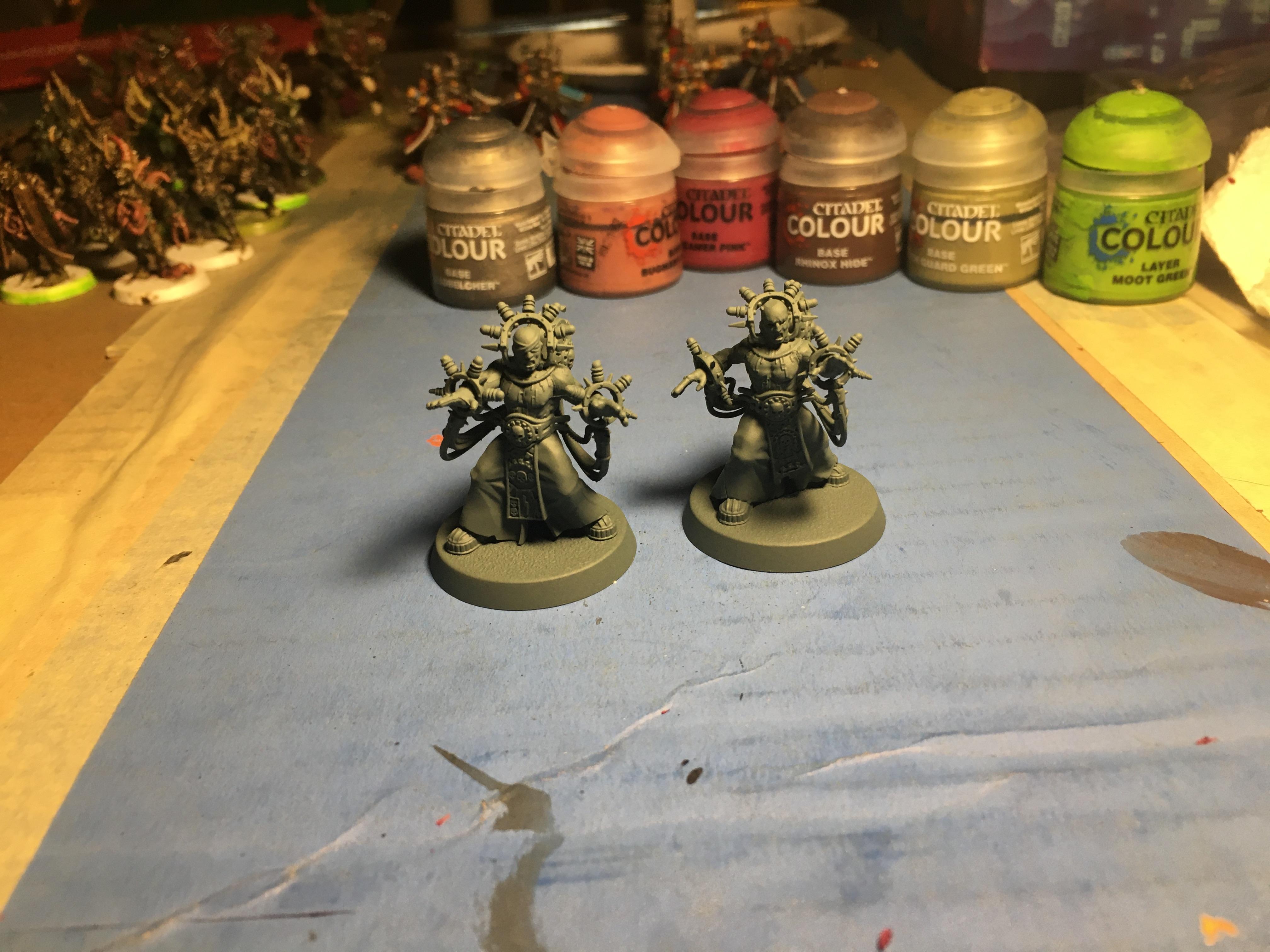 2 Corpuscarii Electro-priests, primed grey