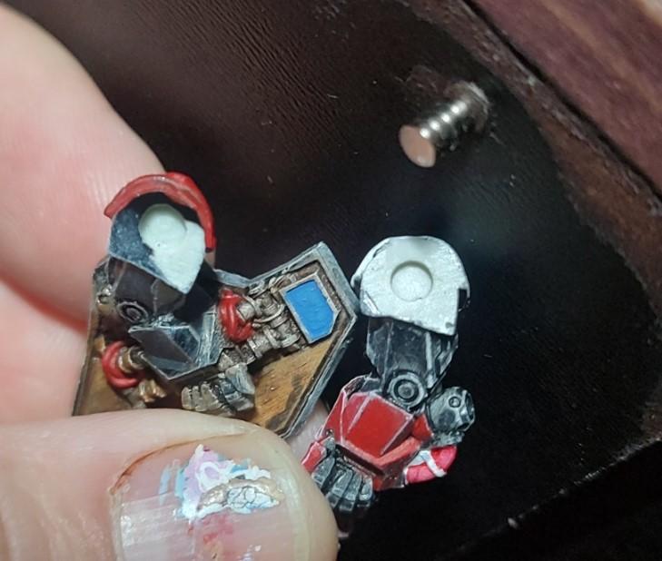 Puppets Of War, Arms and magnet