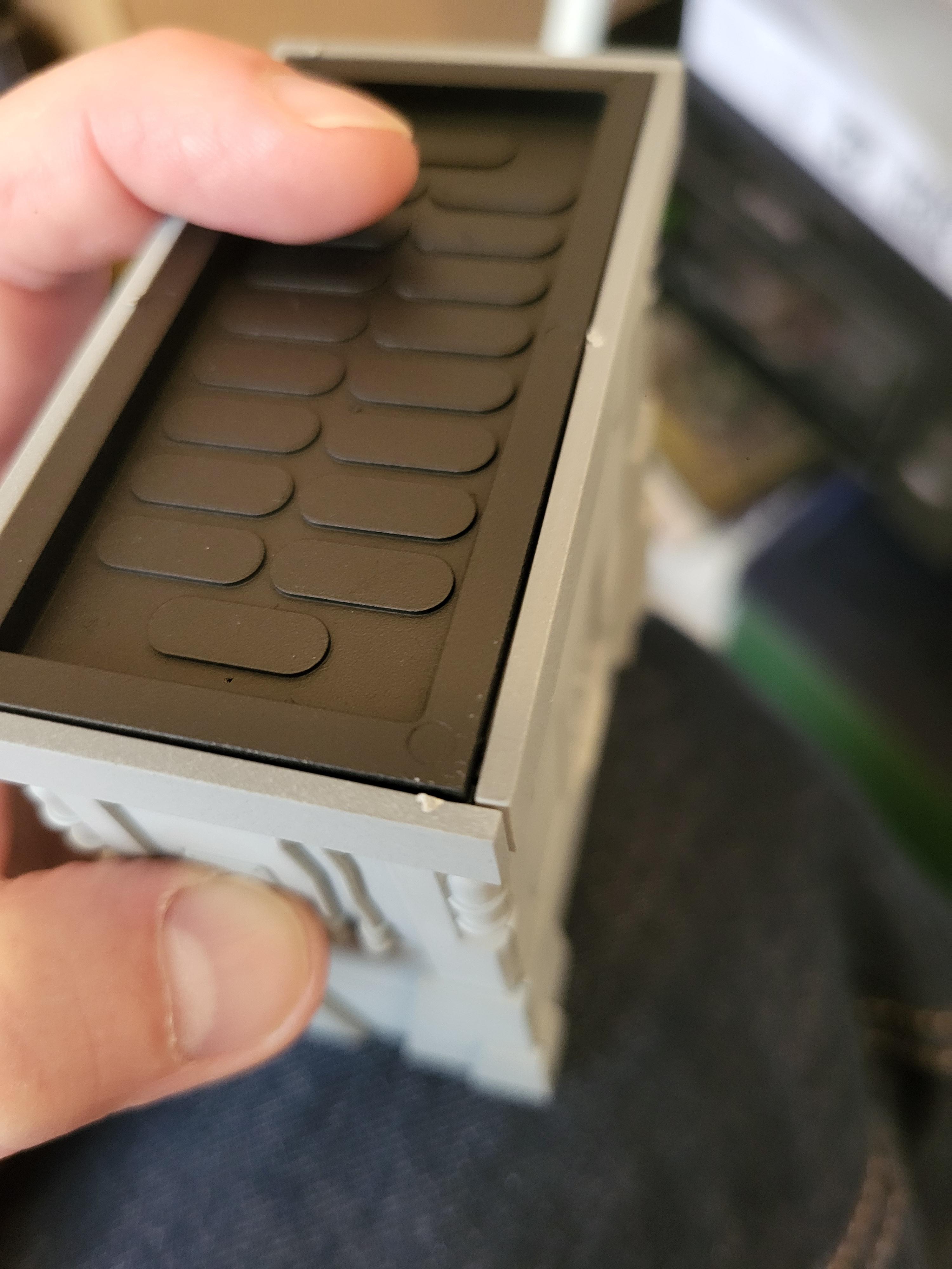 Token Holders, Removable lid