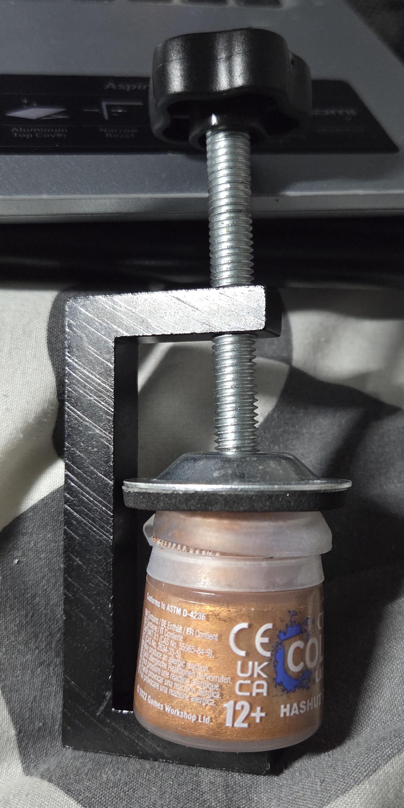One way to keep a paint pod lid shut